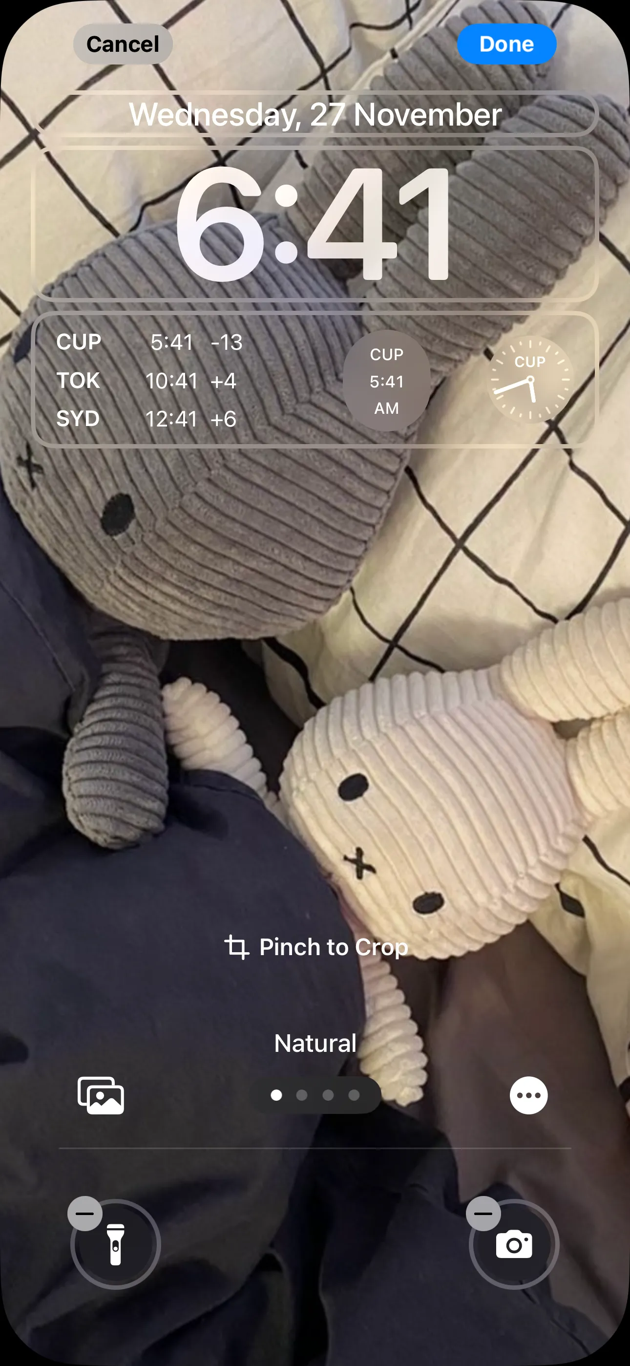 Màn hình khóa iPhone hiển thị các widget Đồng hồ múi giờ đã thêm