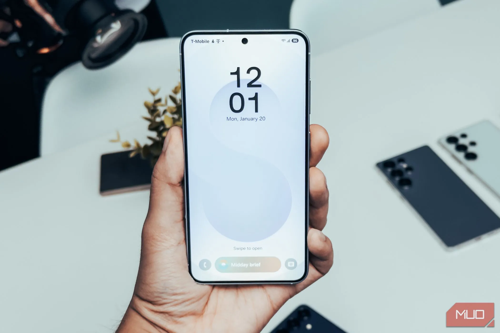 Màn hình khóa Samsung Galaxy S25 hiển thị Now Bar, tính năng thông báo tương tác mới của One UI 7.