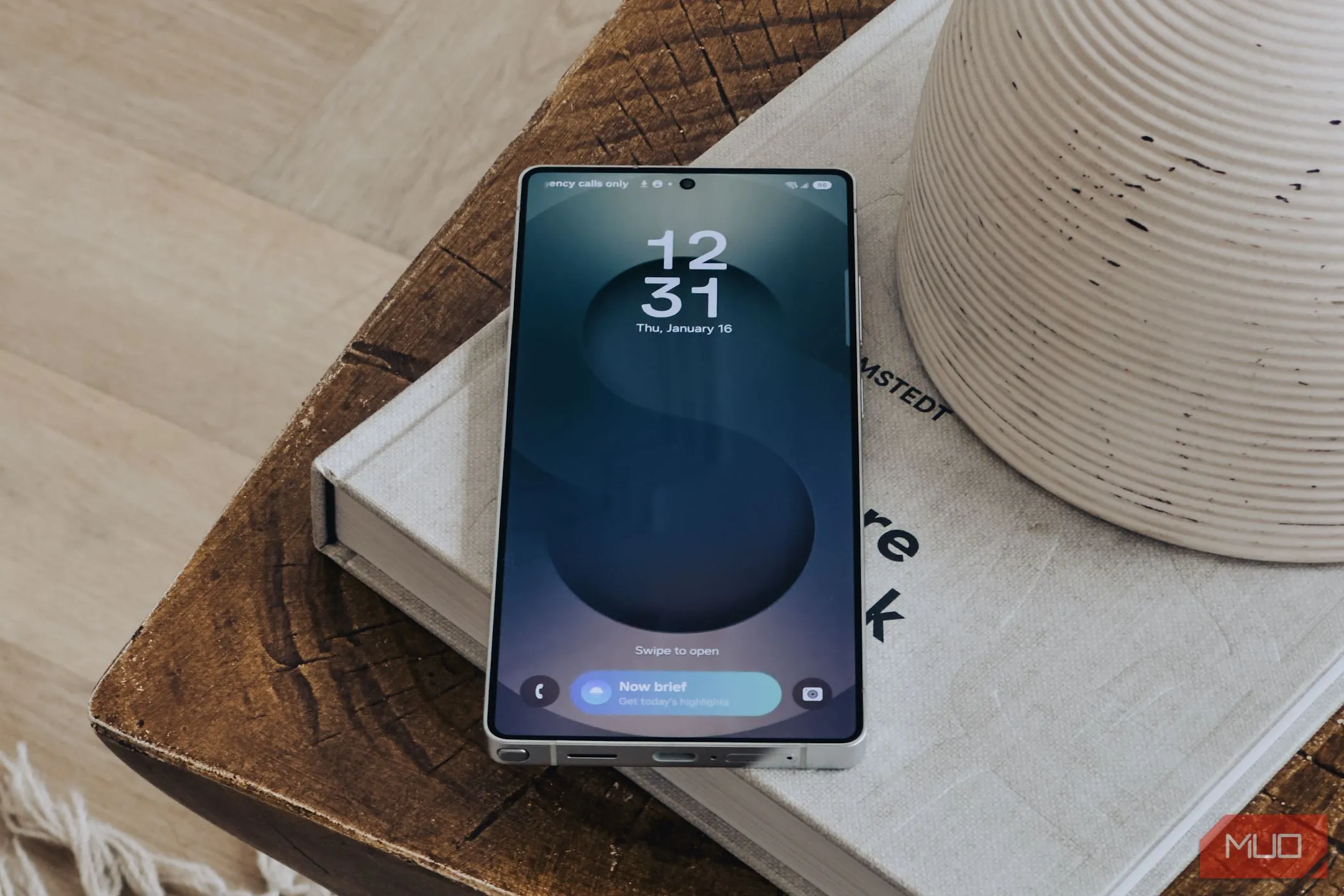 Màn hình khóa Samsung Galaxy S25 Ultra hiển thị thông báo &quot;Daily Brief&quot;, cho thấy cách quản lý thông báo trên OneUI