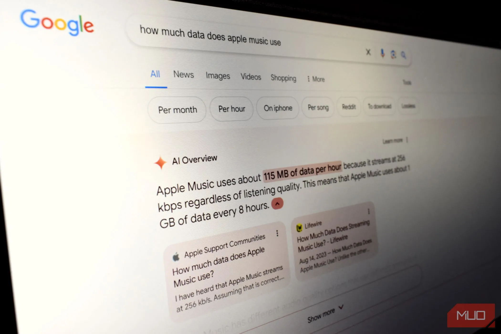 Màn hình laptop hiển thị Google AI Overview trên kết quả tìm kiếm, minh họa sự xuất hiện của các bản tóm tắt do AI tạo ra.