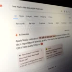 Màn hình laptop hiển thị kết quả tìm kiếm Google AI Overview và giao diện AI