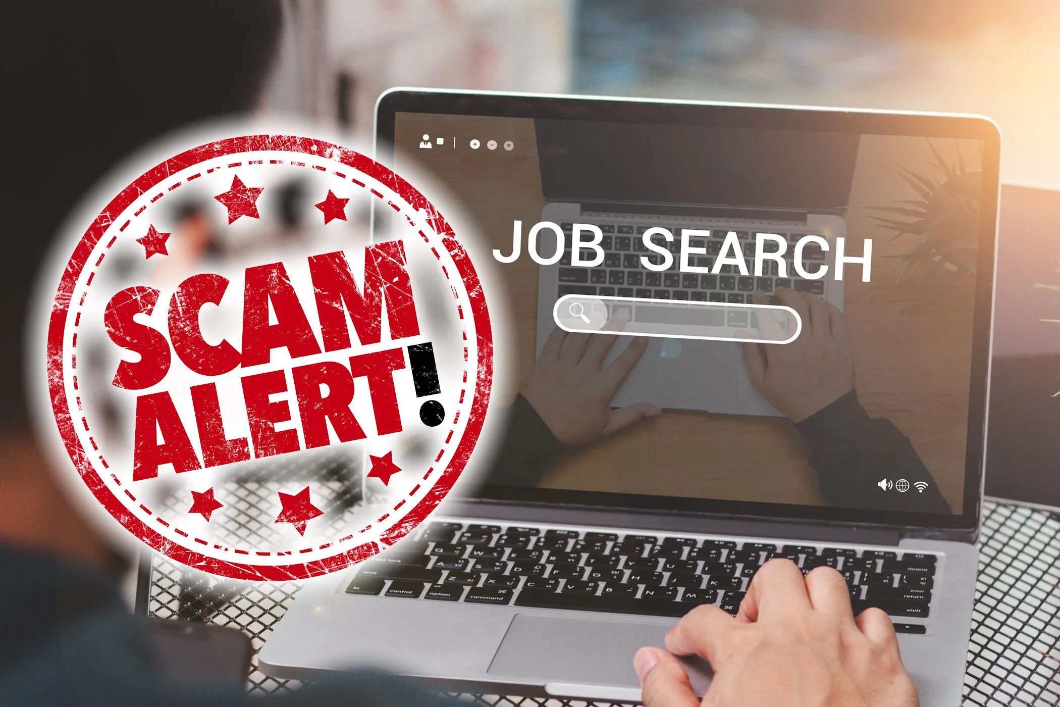 Màn hình laptop hiển thị tìm kiếm việc làm cùng biển cảnh báo &quot;SCAM ALERT&quot;, minh họa lừa đảo tuyển dụng
