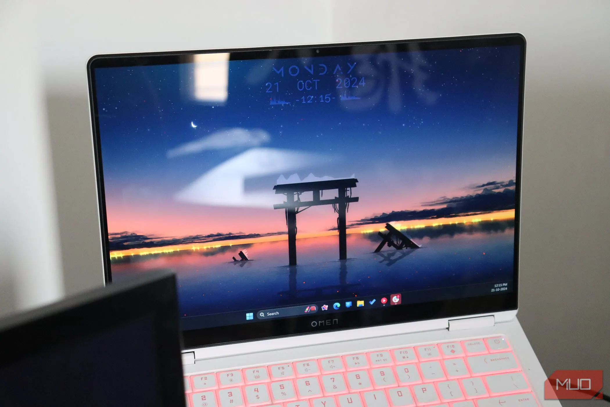 Màn hình laptop HP Omen Transcend 14 với góc nhìn rộng, màu sắc không đổi.