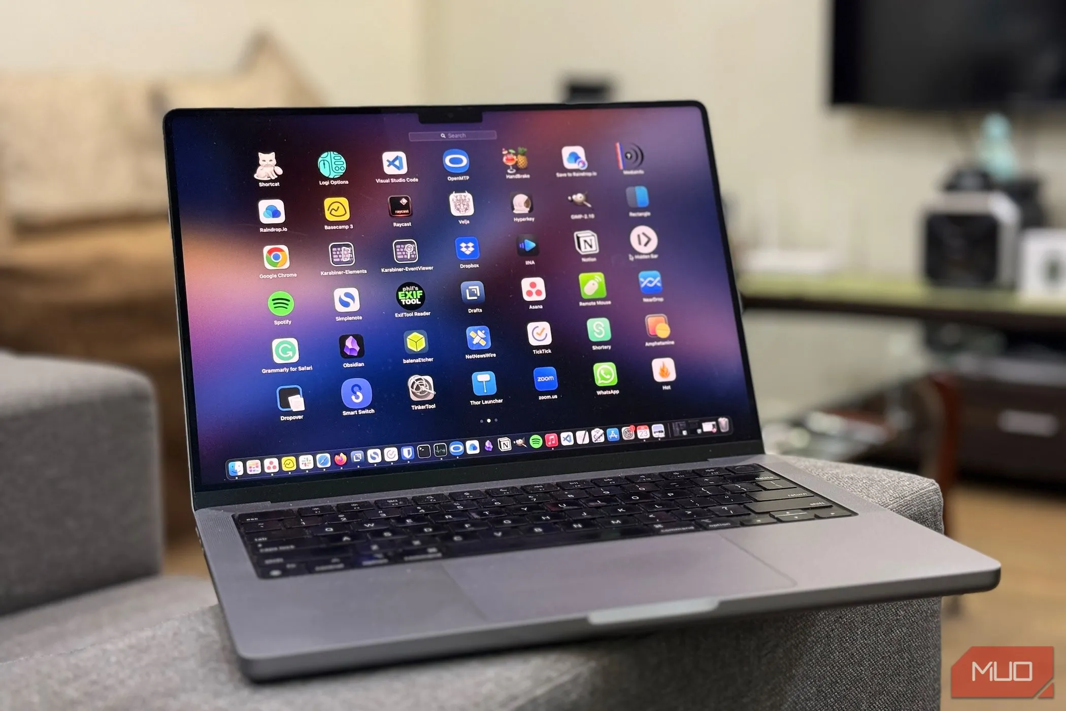Màn hình Launchpad của macOS hiển thị các ứng dụng cơ bản, minh họa cho việc không có bloatware trên máy Mac