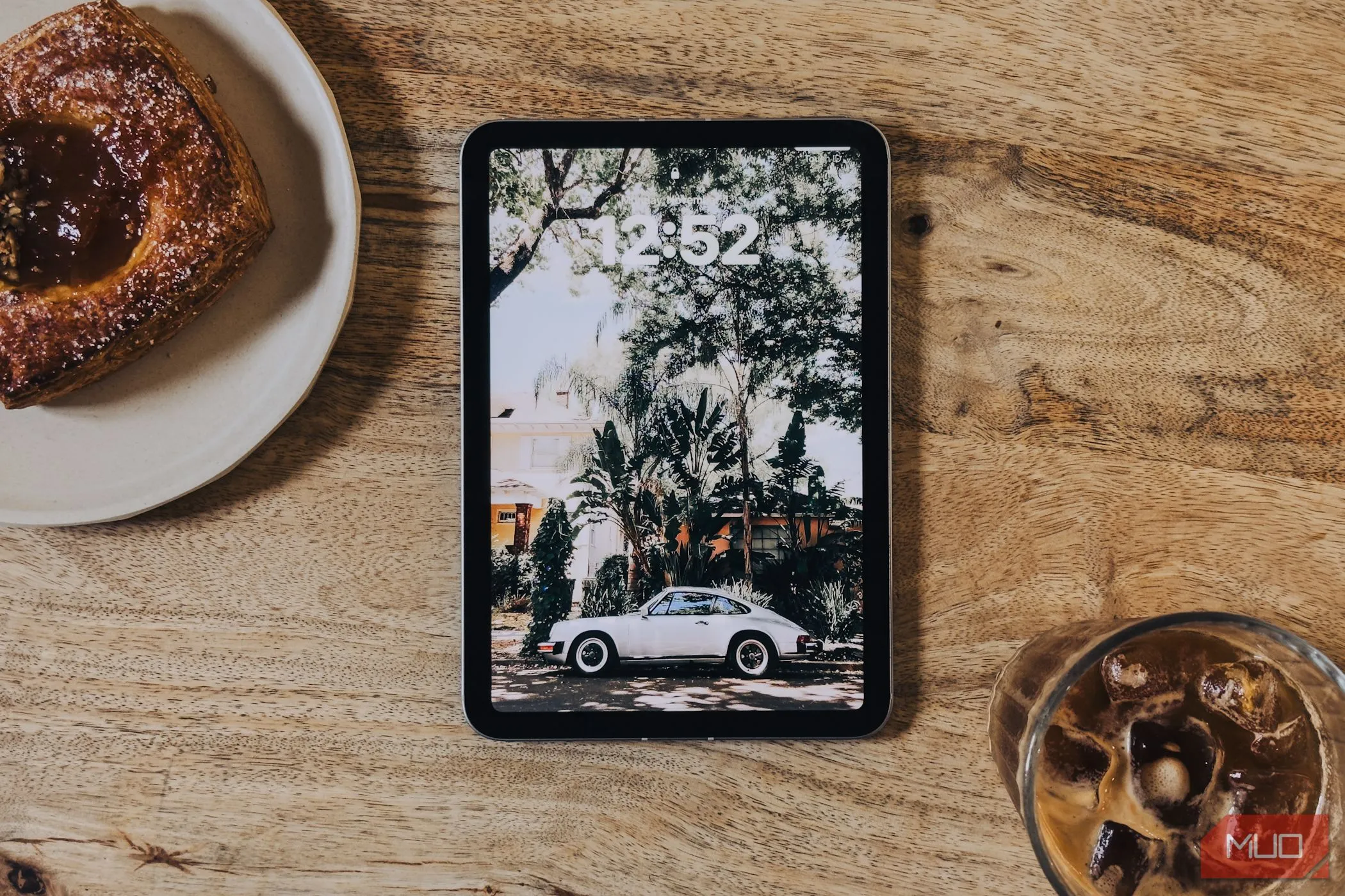 Màn hình Liquid Retina của iPad Mini A17 Pro hiển thị nội dung sắc nét trên bàn