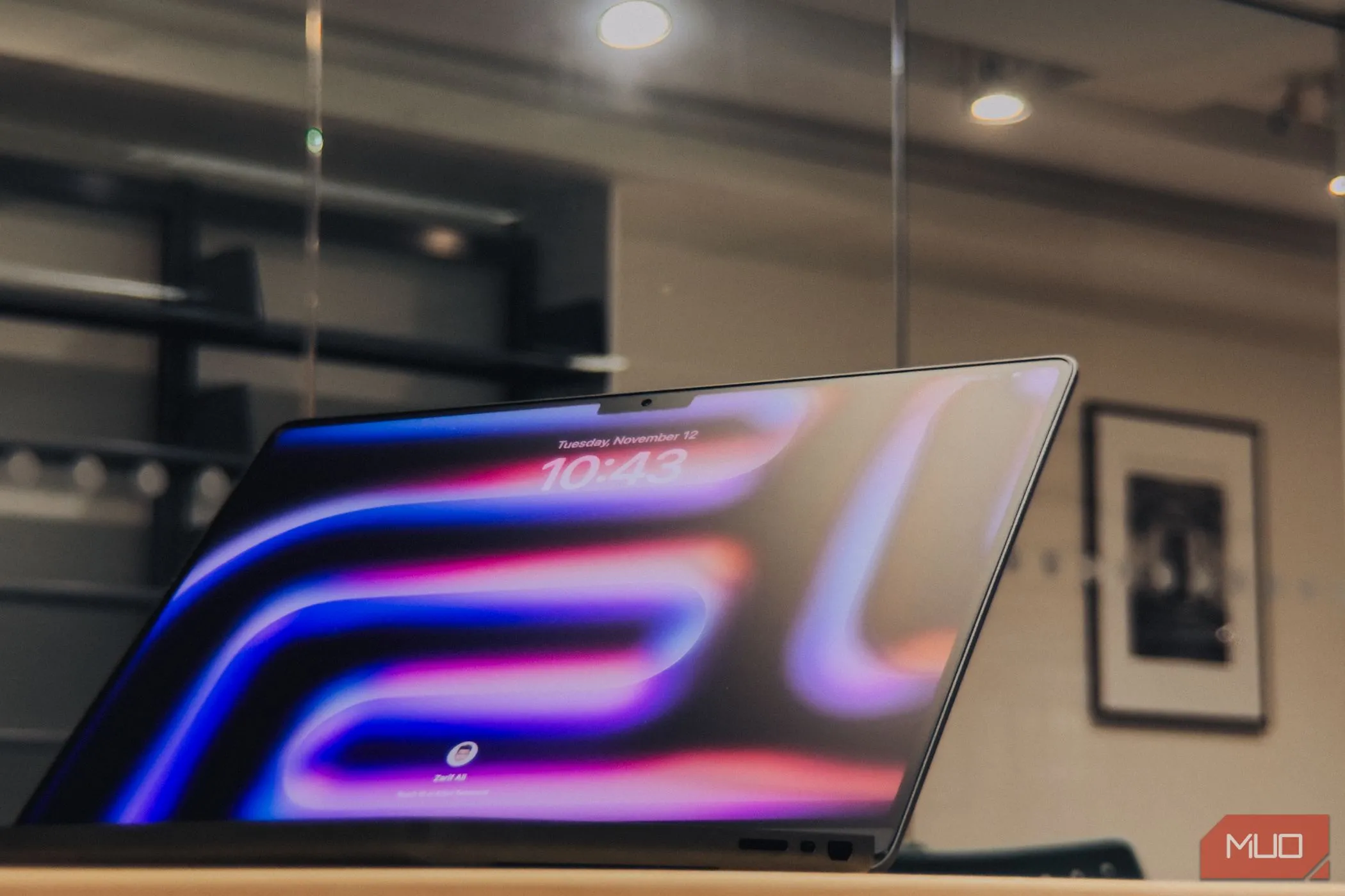 Màn hình MacBook Pro M4 nano-texture dưới ánh sáng chói