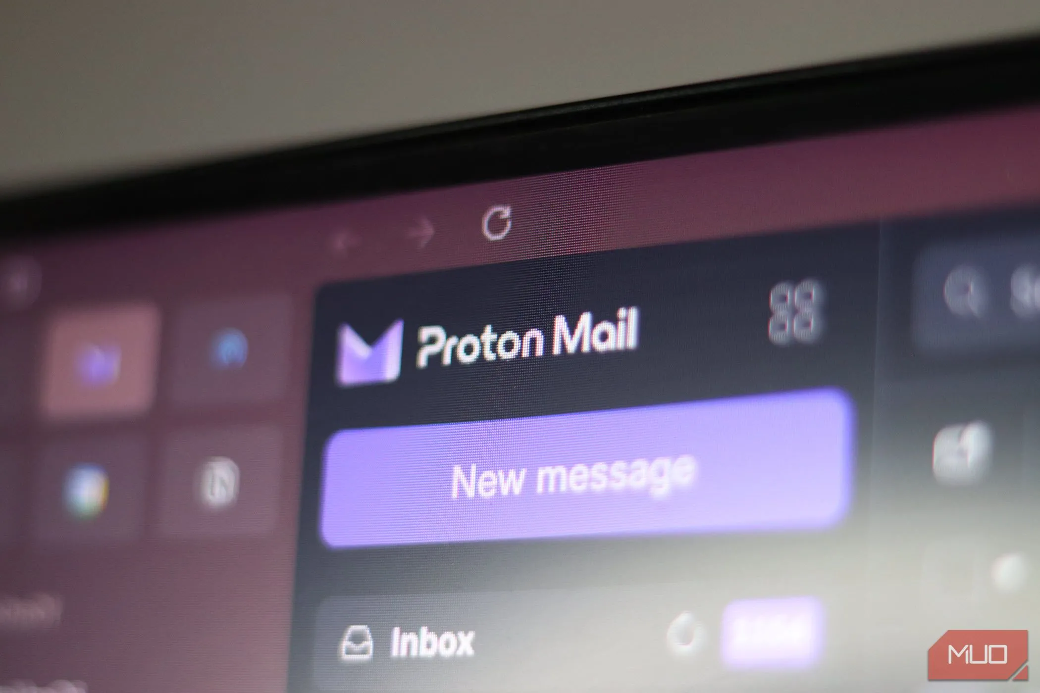 Màn hình máy tính hiển thị logo Proton Mail, biểu tượng cho quyền riêng tư email