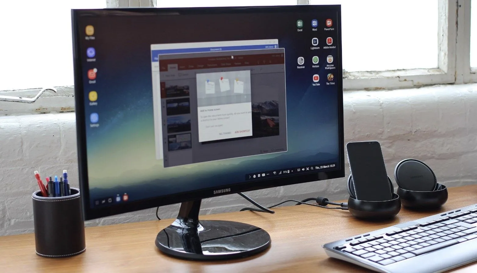 Màn hình Samsung hiển thị giao diện Samsung DeX, kết hợp bàn phím và chuột không dây