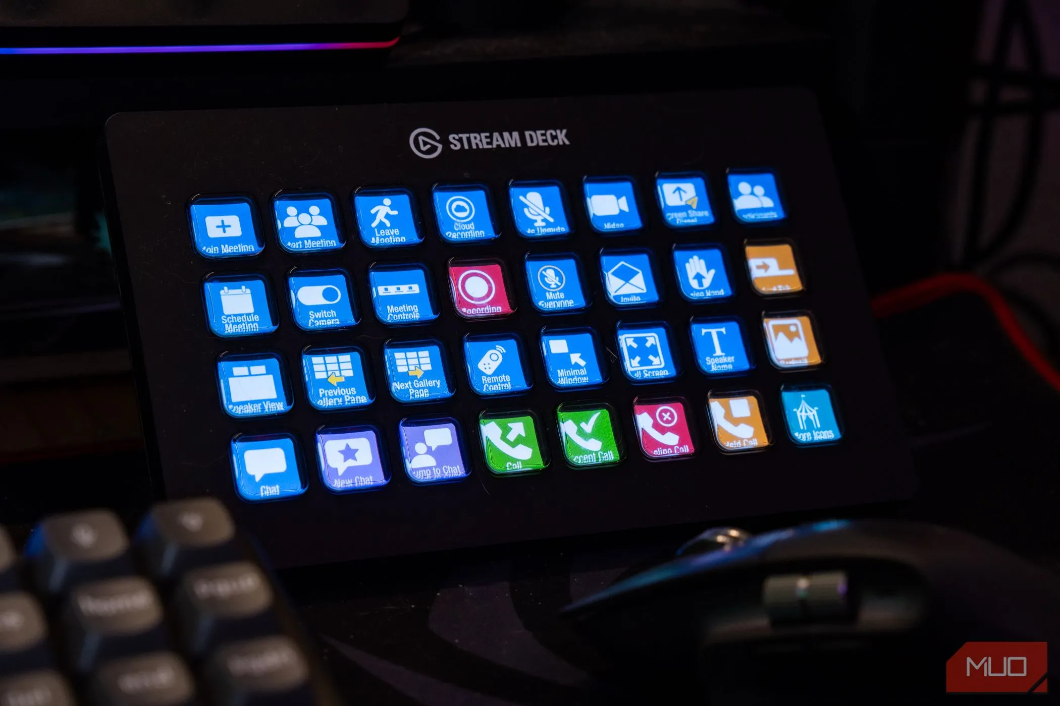 Màn hình Stream Deck XL hiển thị các phím tắt với biểu tượng Zoom, giúp điều khiển cuộc gọi hiệu quả.