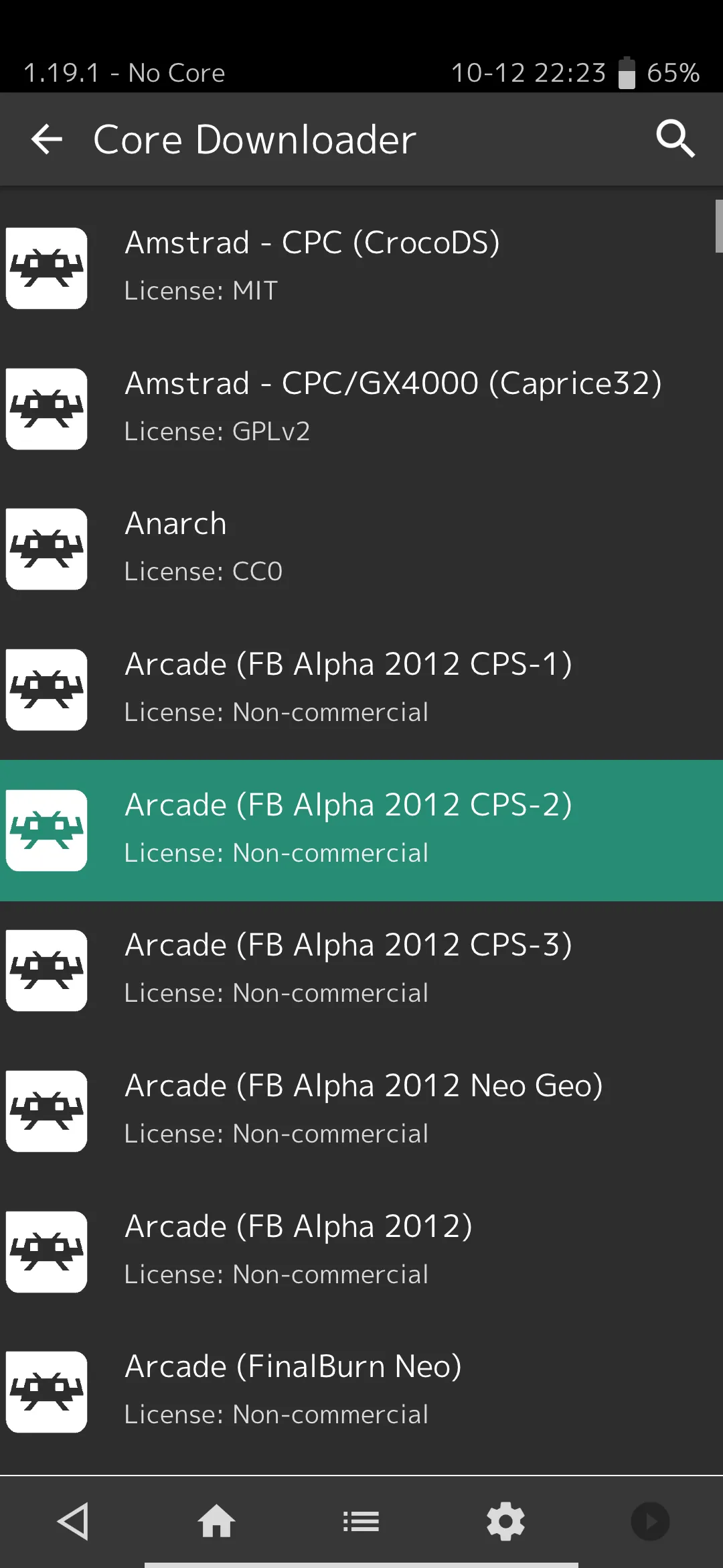 Màn hình tải Core trong RetroArch trên Android, liệt kê các hệ máy chơi game cổ điển mà người dùng có thể tải về để giả lập.