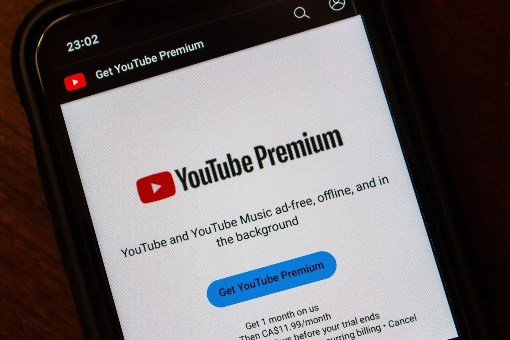 Màn hình thông tin YouTube Premium trên iPhone sau khi đăng ký thành công với giá địa phương.