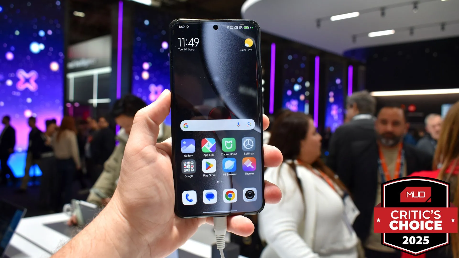 Màn hình trước của điện thoại Xiaomi 15 Ultra tại MWC 2025 với giải thưởng