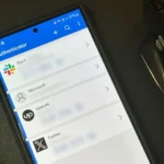 Màn hình ứng dụng Microsoft Authenticator hiển thị mã OTP trên Samsung Galaxy S24 Ultra