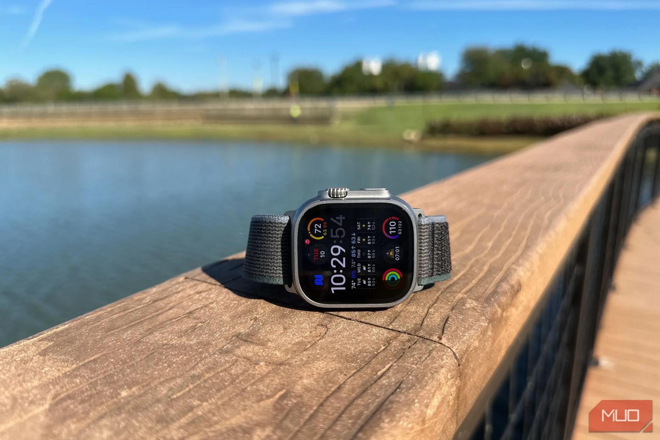 Mặt bên của Apple Watch Ultra 2 hiển thị viền titan và nút Action Button