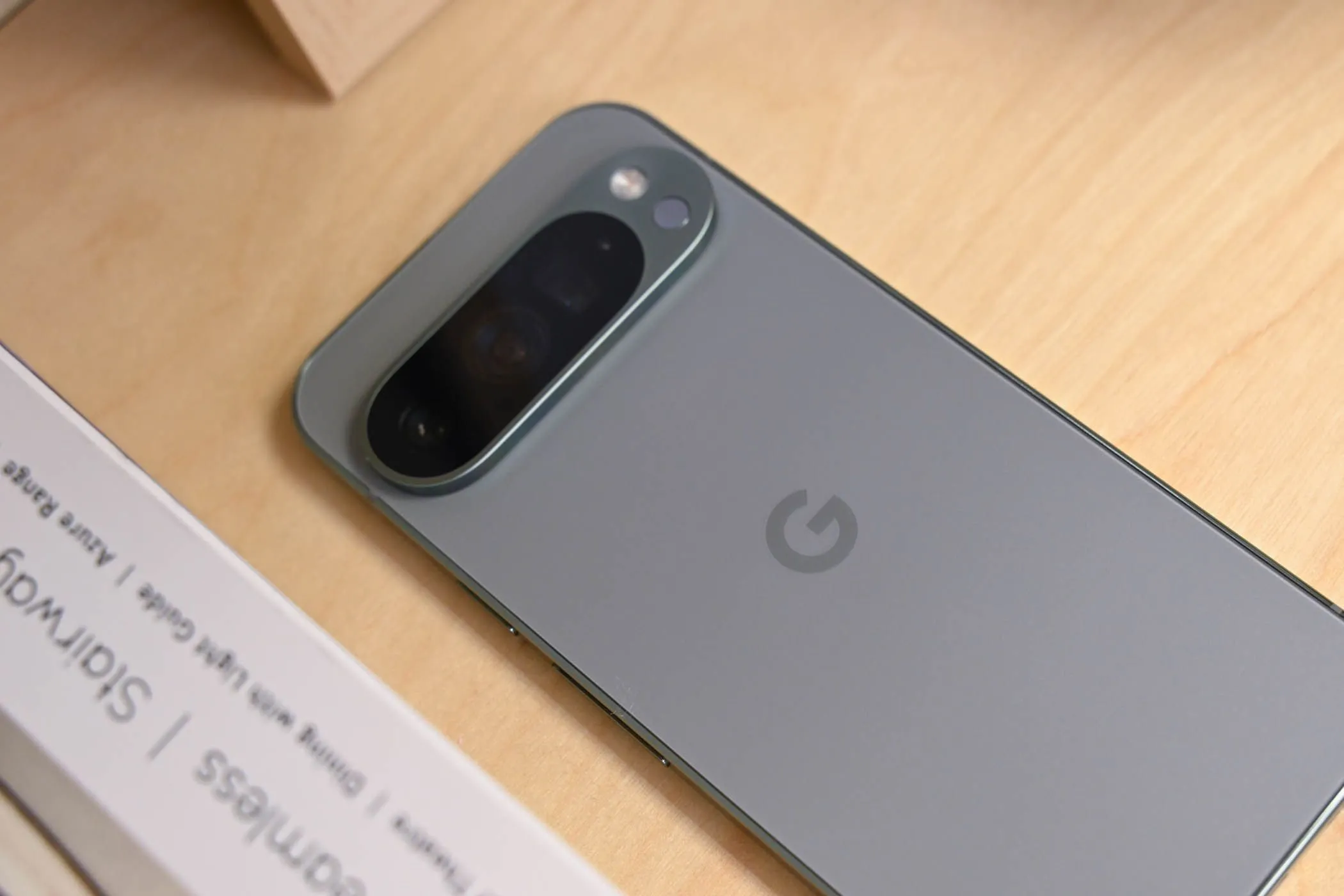Mặt lưng của Google Pixel 9 Pro, tượng trưng cho khả năng tấm dán màn hình bảo mật tăng cường chống sốc nhẹ cho thiết bị.