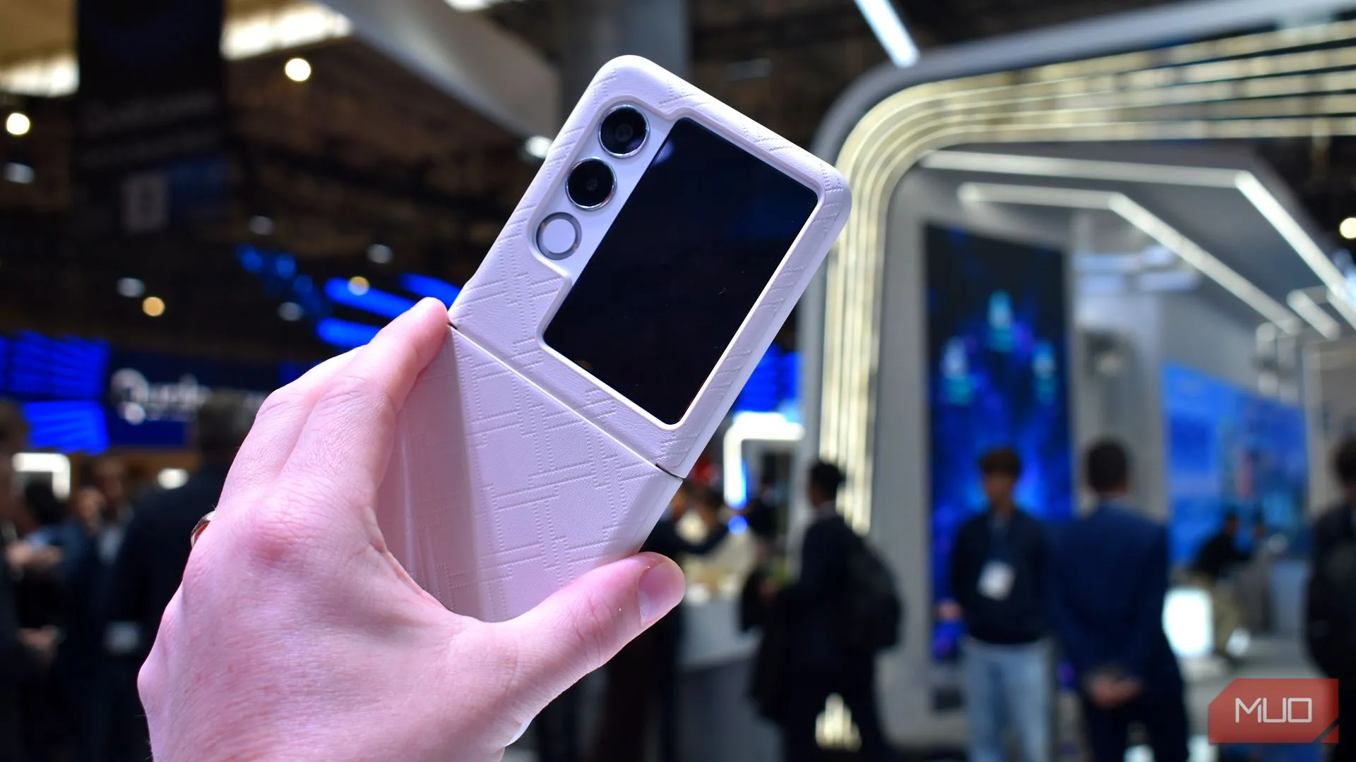 Mặt lưng điện thoại Nubia Flip 2 khi gập lại tại MWC 2025