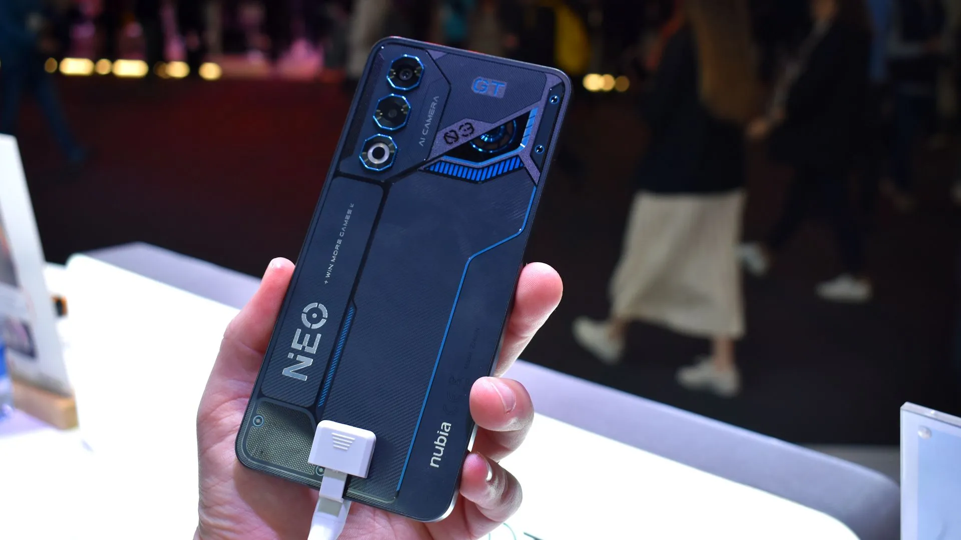 Mặt lưng màu đen và xanh của điện thoại Nubia Neo 3 GT 5G tại MWC 2025