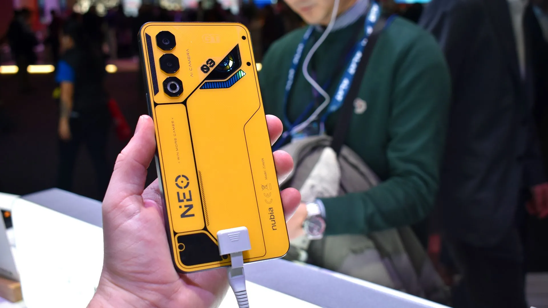 Mặt lưng màu vàng của điện thoại Nubia Neo 3 GT 5G tại MWC 2025