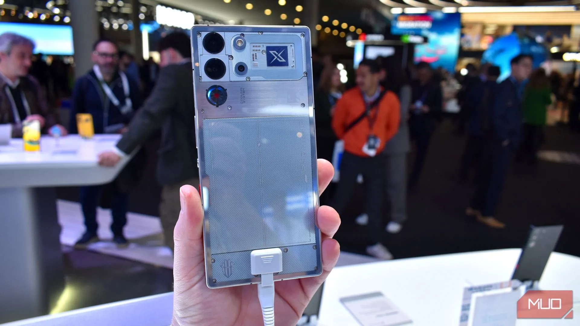 Mặt lưng RedMagic 10 Pro với hệ thống tản nhiệt tại MWC 2025
