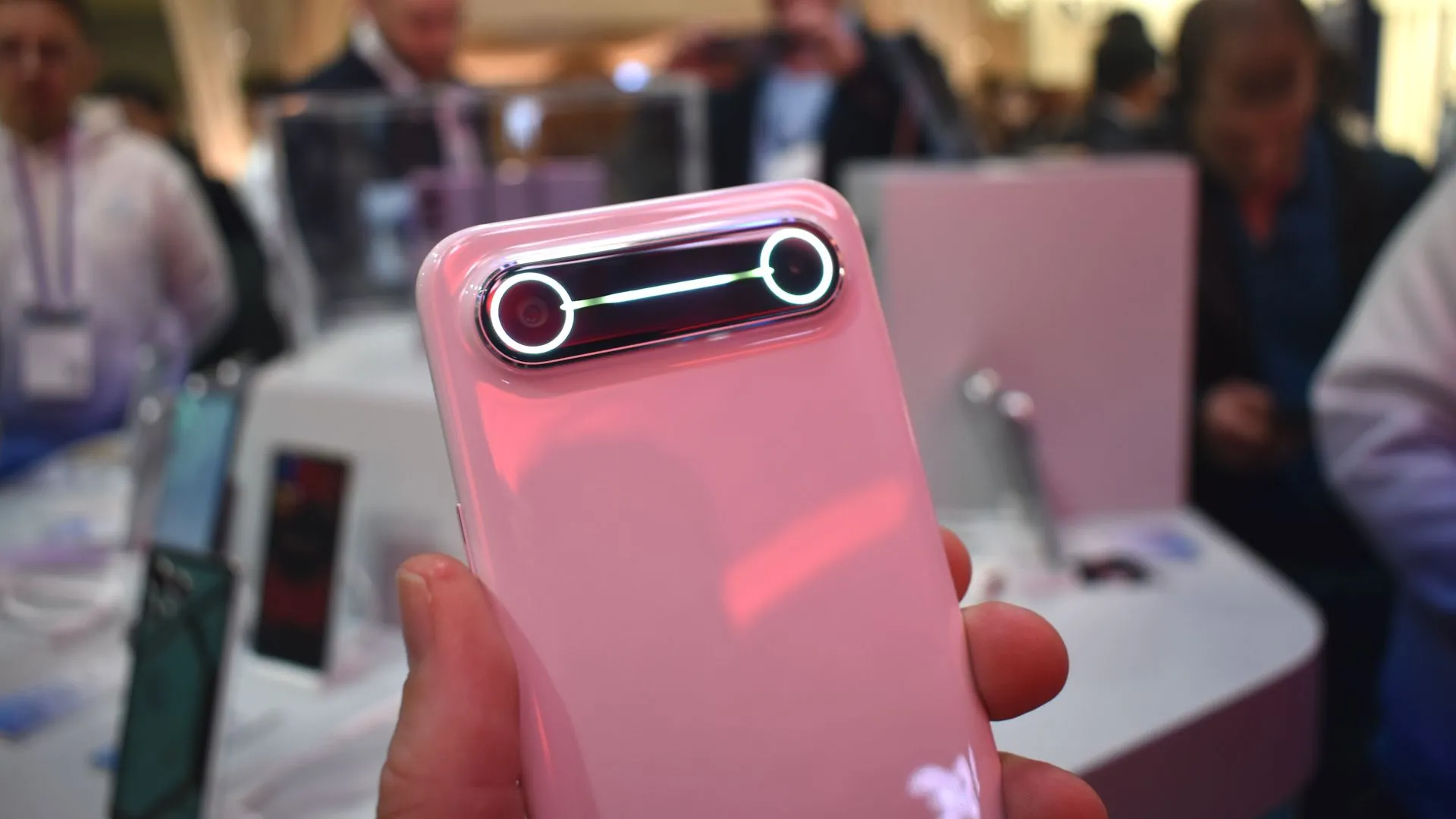 Mặt lưng và cụm camera của Tecno Spark Slim Concept tại sự kiện MWC 2025
