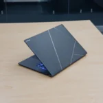 Mặt sau ASUS Zenbook S 16 OLED trên bàn gỗ
