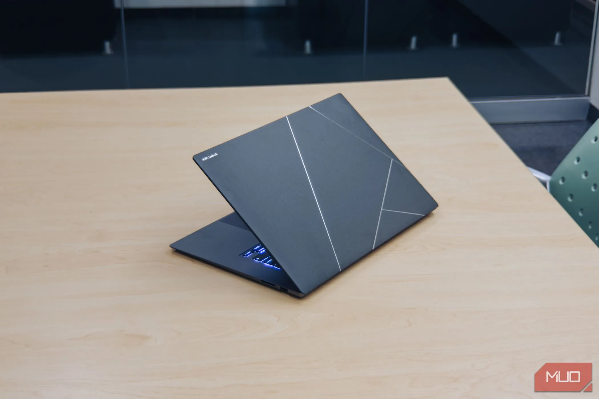 Mặt sau ASUS Zenbook S 16 OLED trên bàn gỗ