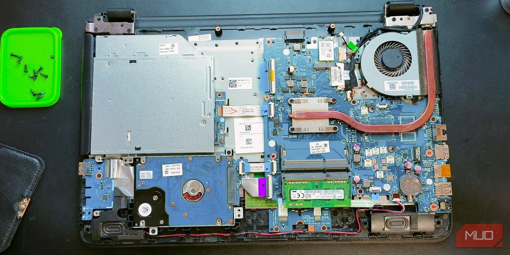 Mặt sau laptop được mở ra, hiển thị các linh kiện bên trong và quạt