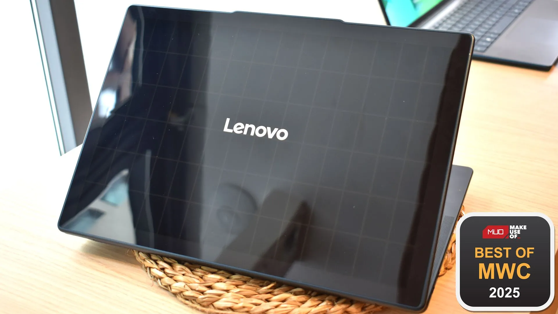 Mặt sau laptop Lenovo Yoga Solar PC với tấm pin năng lượng mặt trời tích hợp, minh họa công nghệ sạc độc đáo