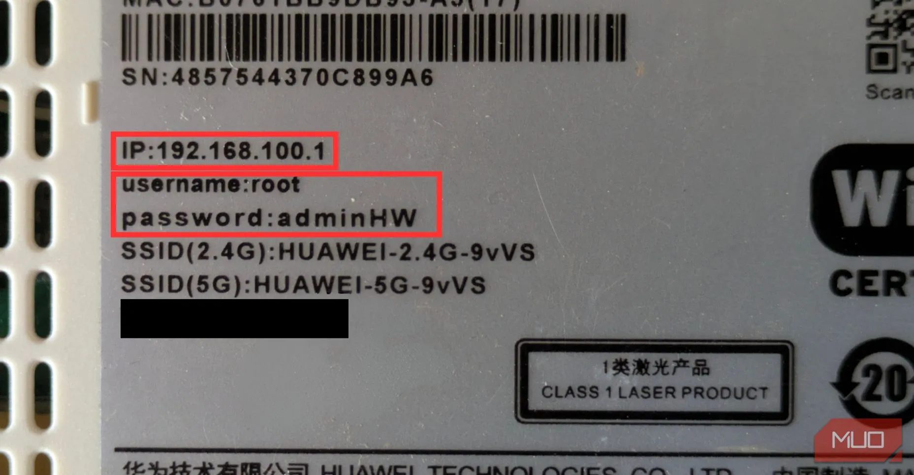 Mặt sau router có nhãn dán hiển thị thông tin đăng nhập quản trị và địa chỉ IP gateway