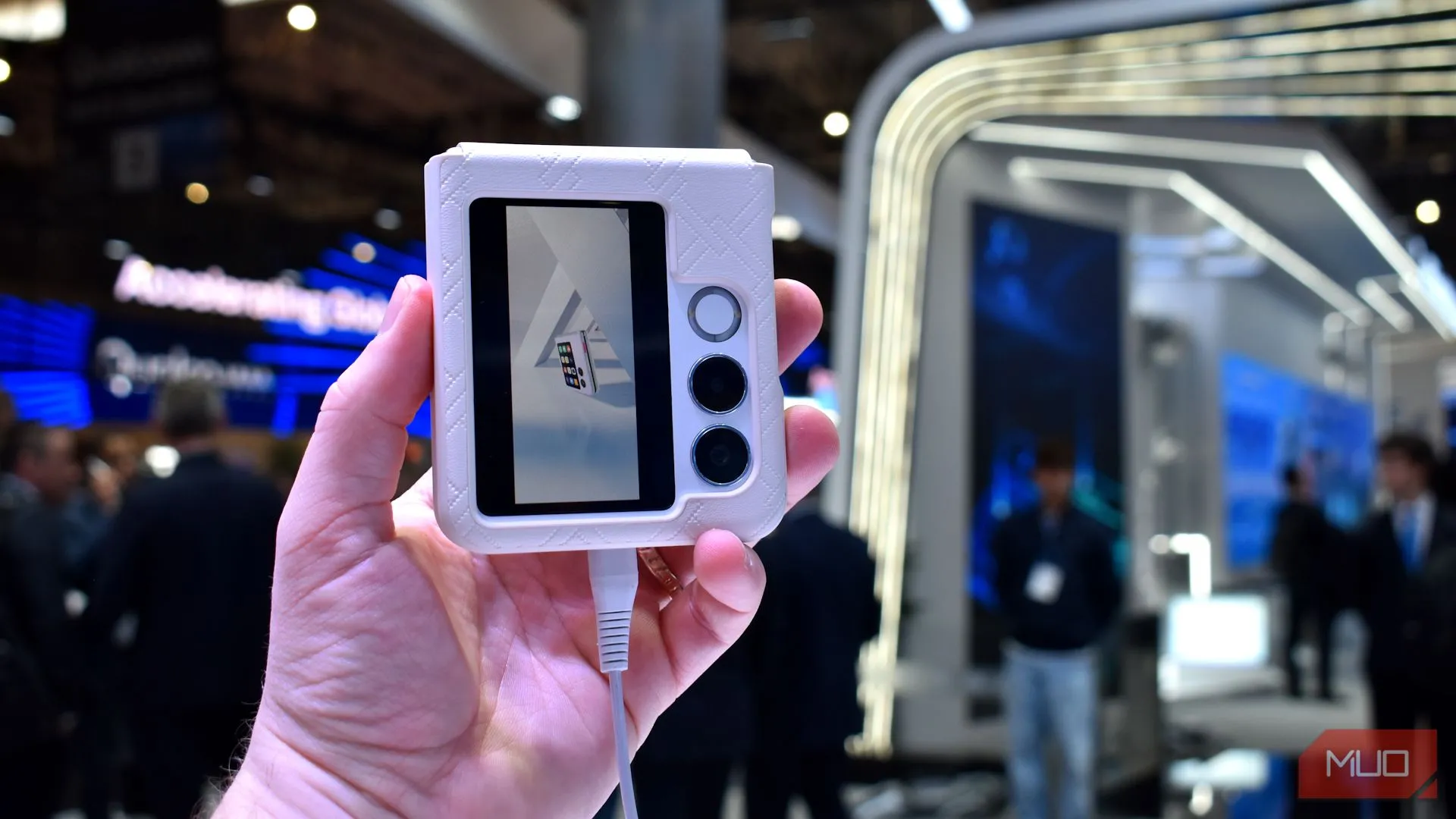 Mặt trước của Nubia Flip 2 khi gập lại, hiển thị màn hình phụ tại MWC 2025