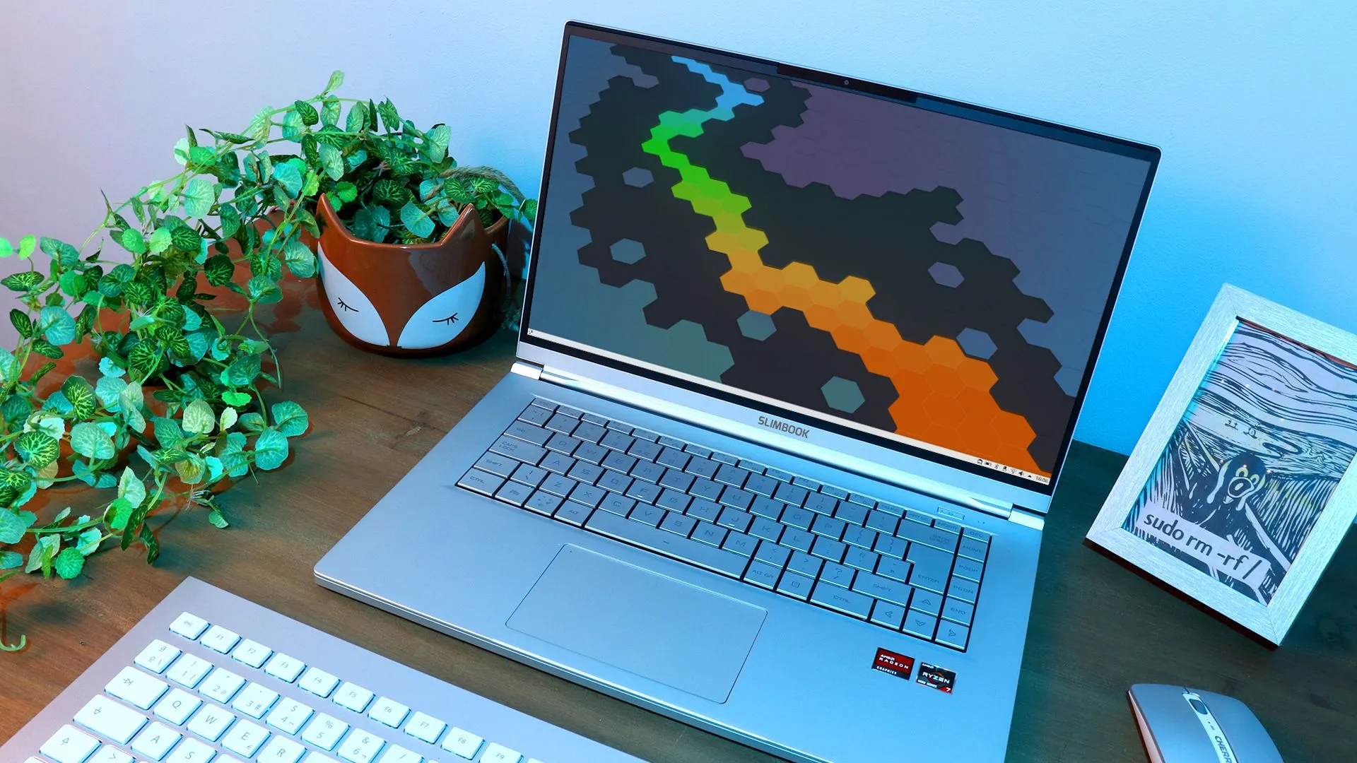 Mẫu laptop mỏng nhẹ Slimbook KDE với thiết kế tối giản, hiện đại