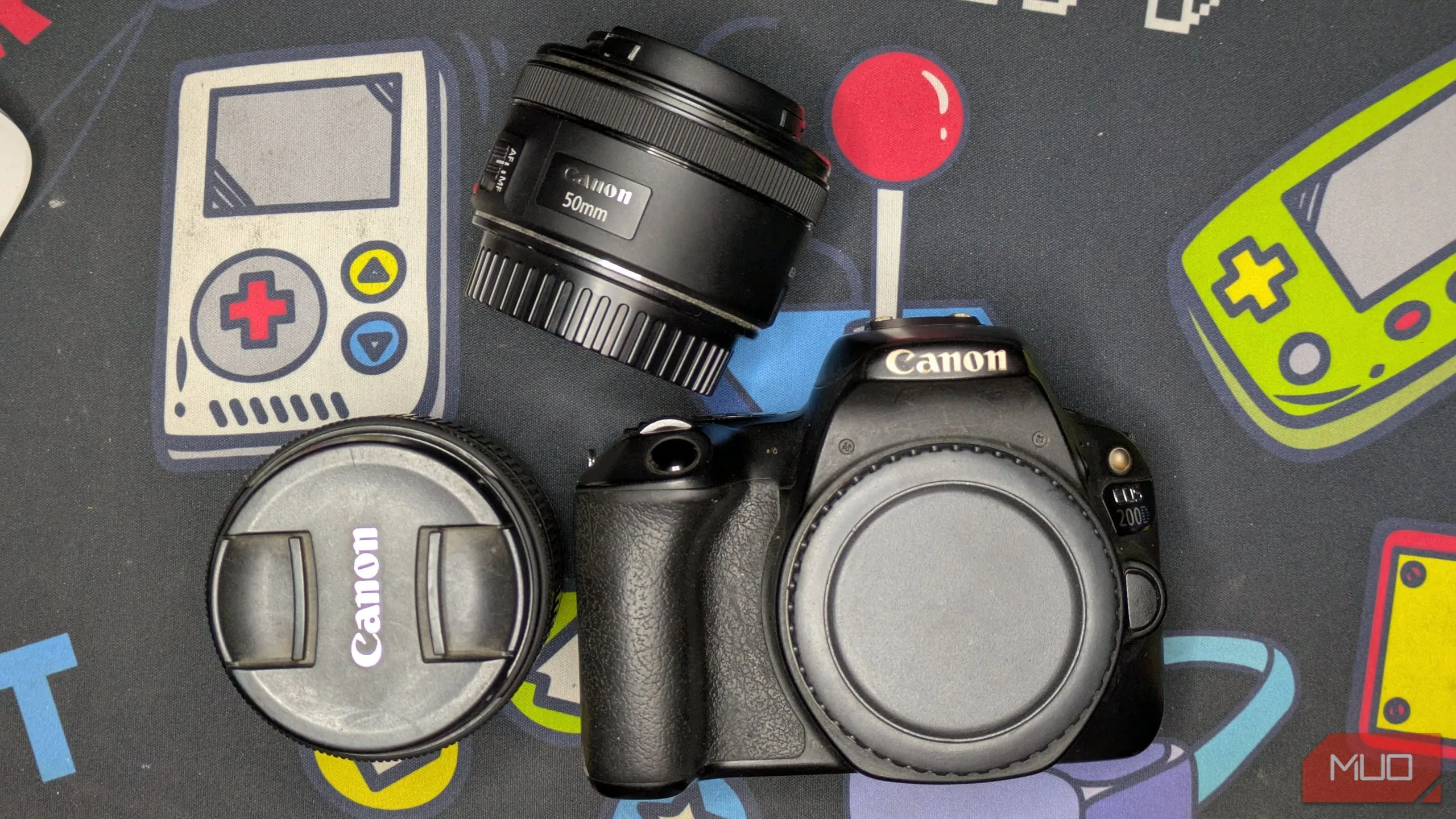 Máy ảnh Canon 200D cùng với ống kính 18-55mm và 50mm, sẵn sàng cho nhiều phong cách chụp