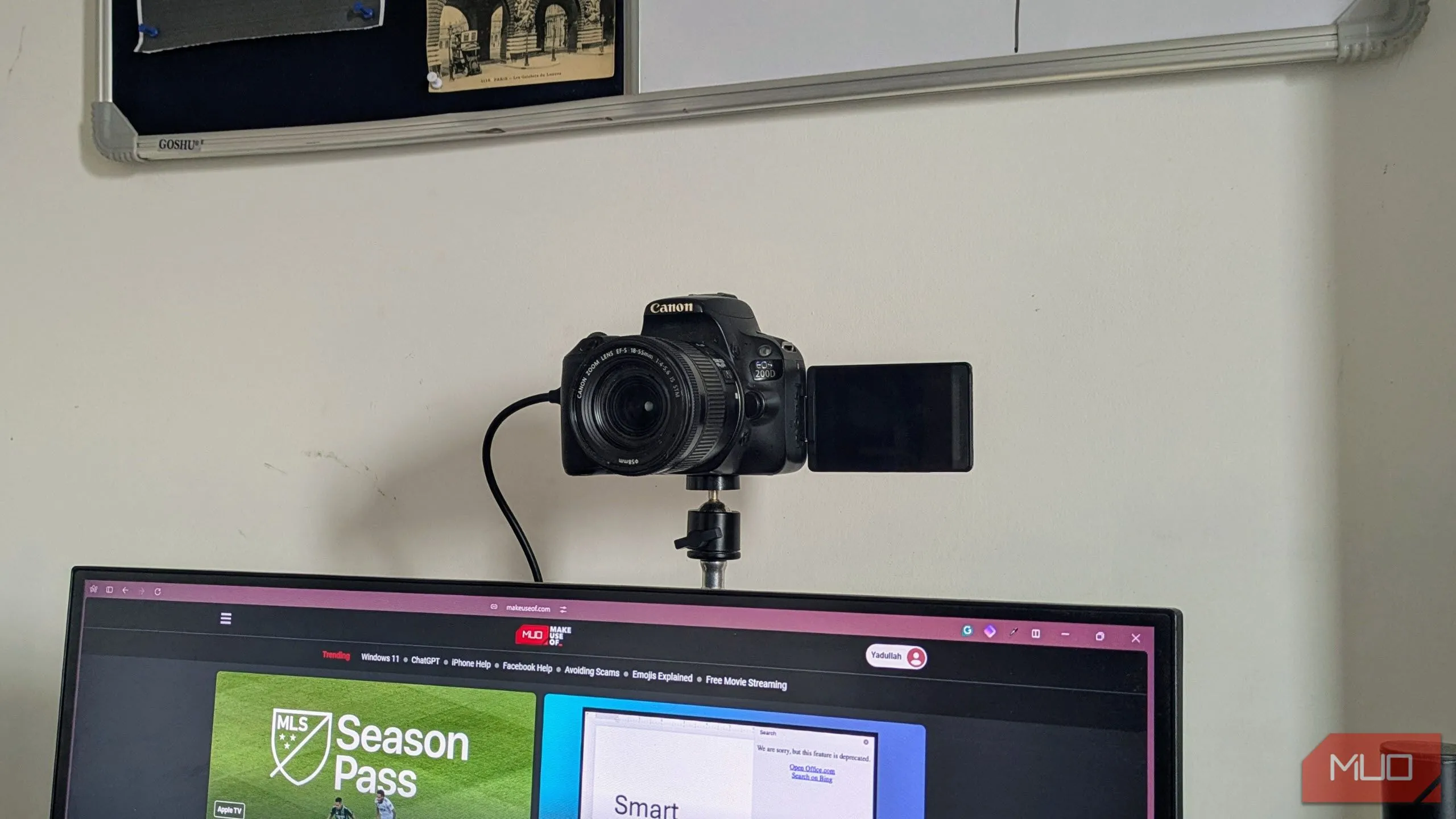 Máy ảnh DSLR kết nối với màn hình máy tính để sử dụng làm màn hình giám sát camera trực tiếp