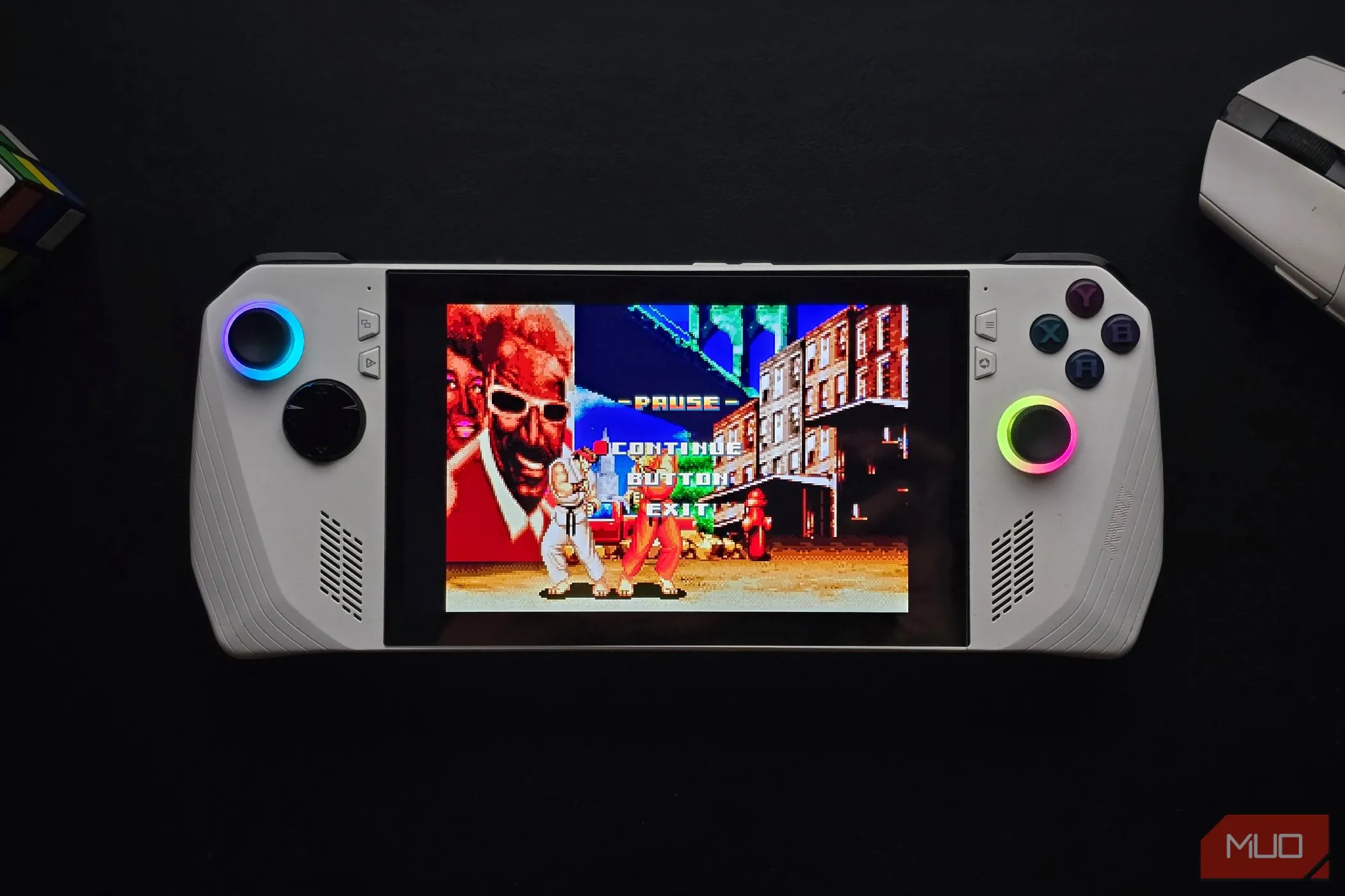 Máy chơi game ASUS ROG Ally chạy tựa game Super Street Fighter II cổ điển thông qua giao diện giả lập RetroArch, minh họa trải nghiệm game retro trên thiết bị hiện đại.