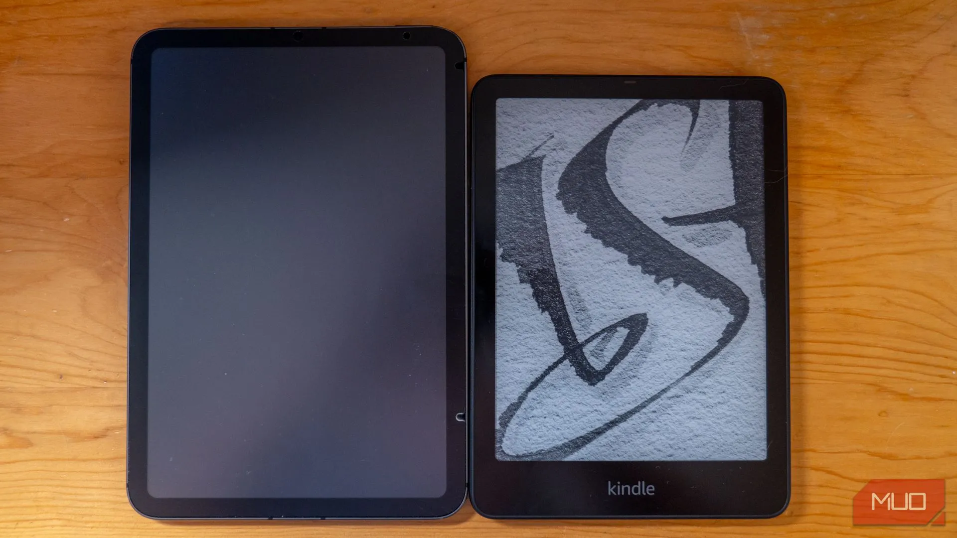 Máy đọc sách Kindle Paperwhite Signature Edition đặt cạnh iPad mini để so sánh kích thước và màn hình