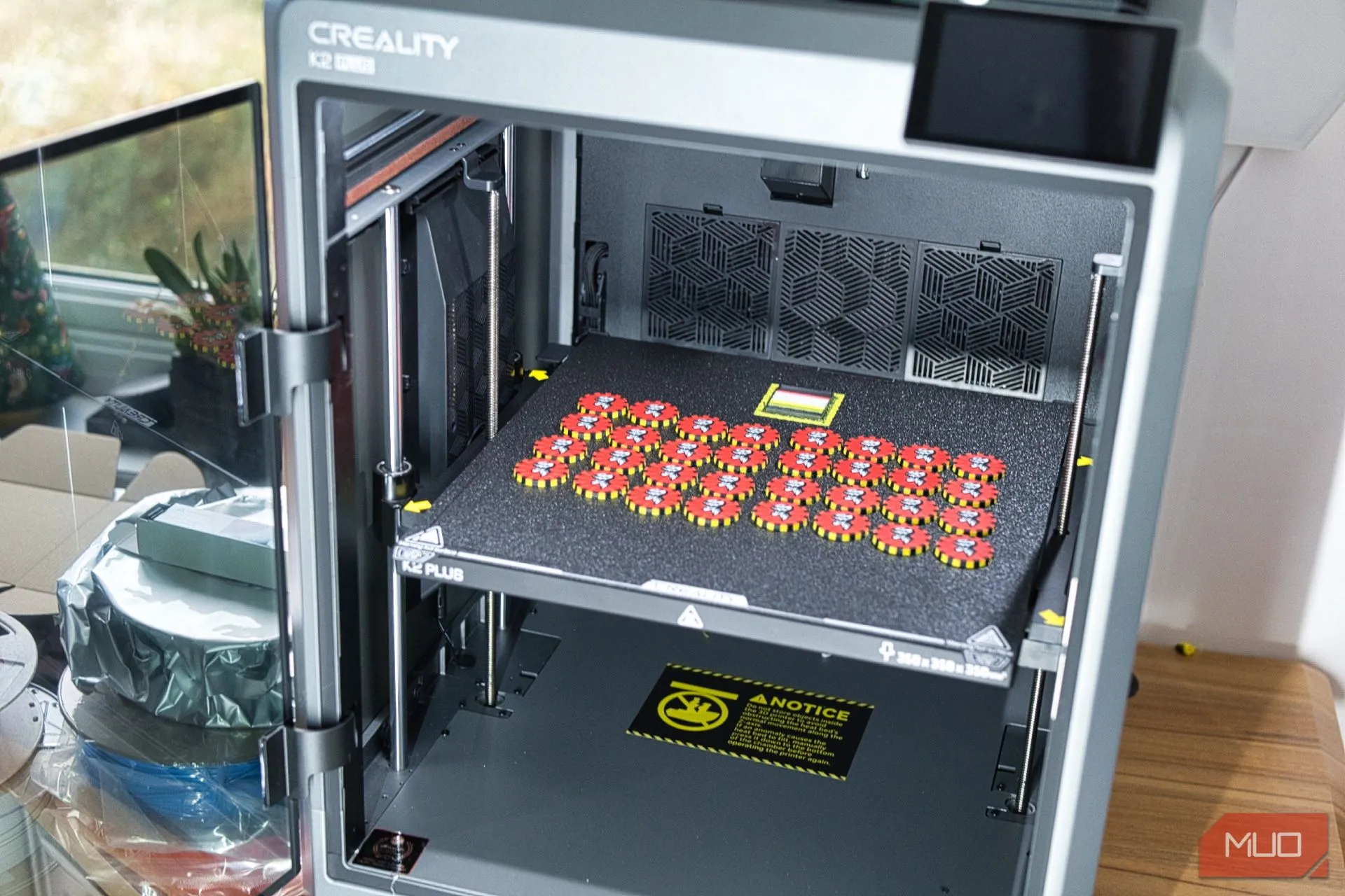 Máy in 3D Creality K2 Plus Combo với CFS trên bàn, kèm các vật phẩm in đa màu