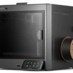 Máy in 3D Elegoo Centauri Carbon với thiết kế hiện đại màu trắng từ góc nhìn bên cạnh