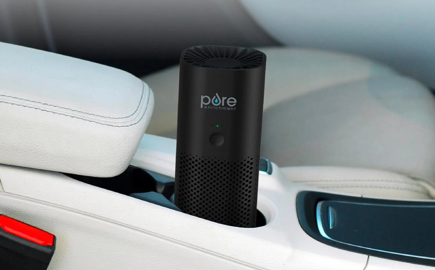 Máy lọc không khí mini di động Pure Enrichment PureZone đặt gọn trong hộc đựng cốc trên ô tô.
