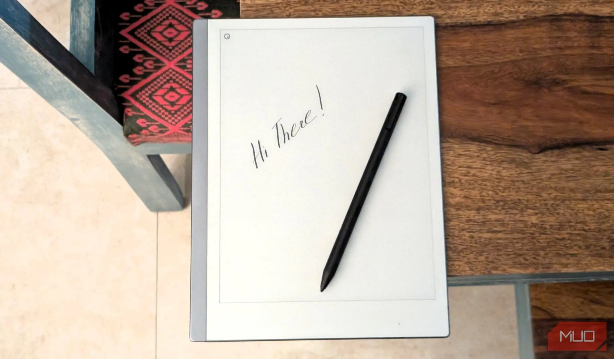 Máy tính bảng giấy reMarkable 2 và bút cảm ứng Marker, minh họa thiết kế tối giản tập trung