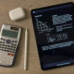 Máy tính bảng iPad, máy tính bỏ túi, bút Apple Pencil và tai nghe AirPods đặt trên bàn làm việc, tượng trưng cho môi trường học tập tập trung.
