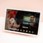Máy tính bảng Pixel Tablet hiển thị màn hình chính, minh họa khả năng tùy biến rộng mở của Android.