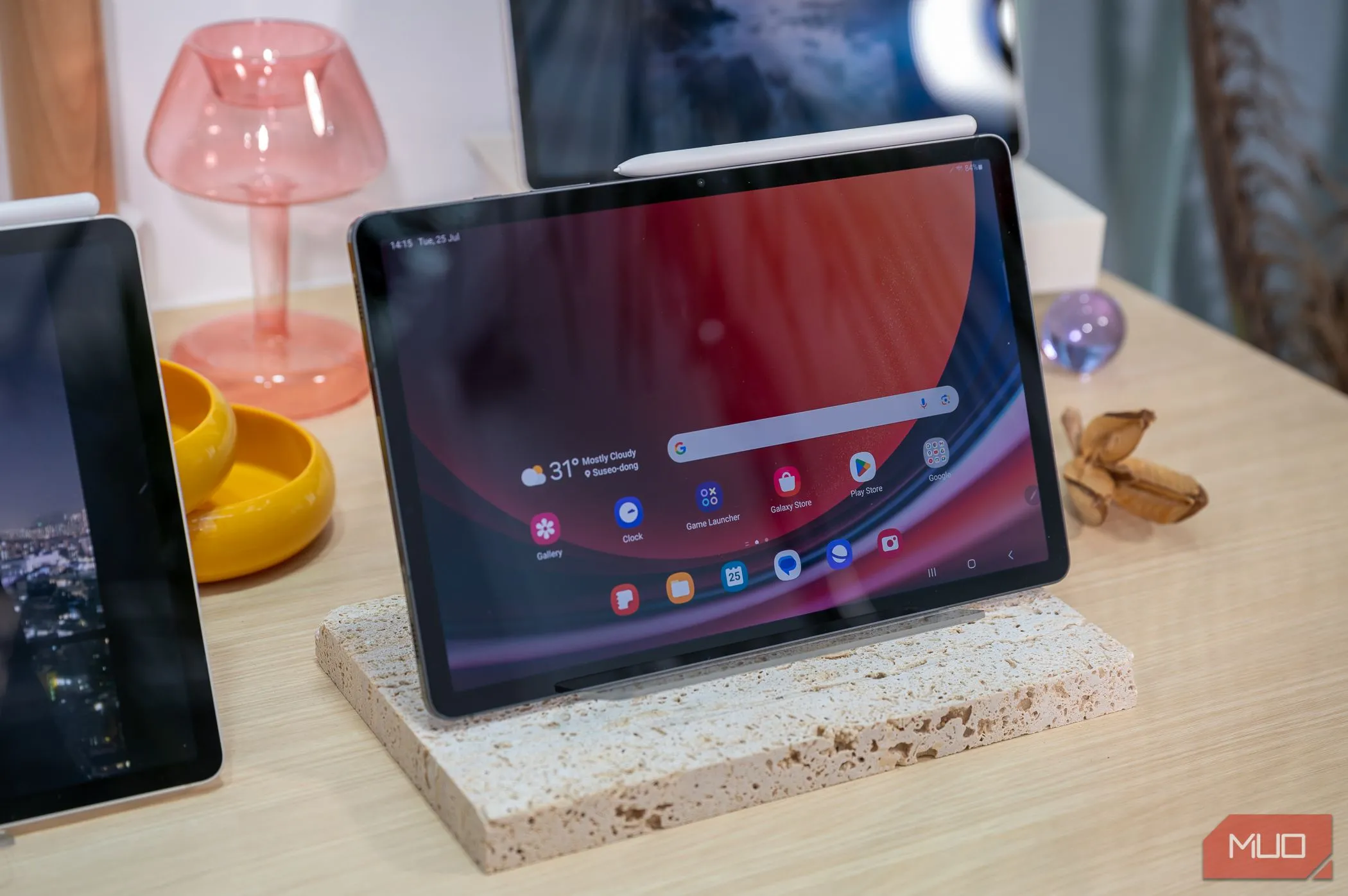 Máy tính bảng Samsung Galaxy Tab S9 hiển thị màn hình chính với nhiều tài khoản người dùng khác nhau