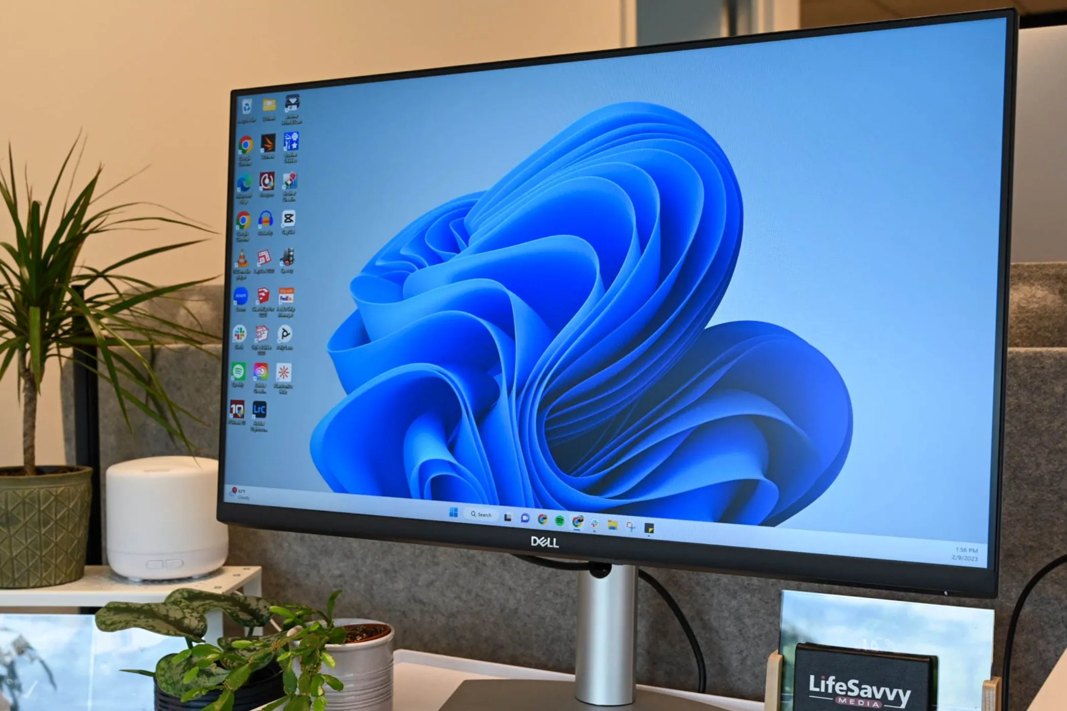 Máy tính để bàn hiển thị giao diện Windows, thể hiện các vấn đề về bloatware và quyền riêng tư trong Windows 11.