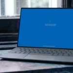 Máy tính xách tay Windows 11 đang cài đặt bản cập nhật hệ thống, màn hình hiển thị tiến trình cập nhật.