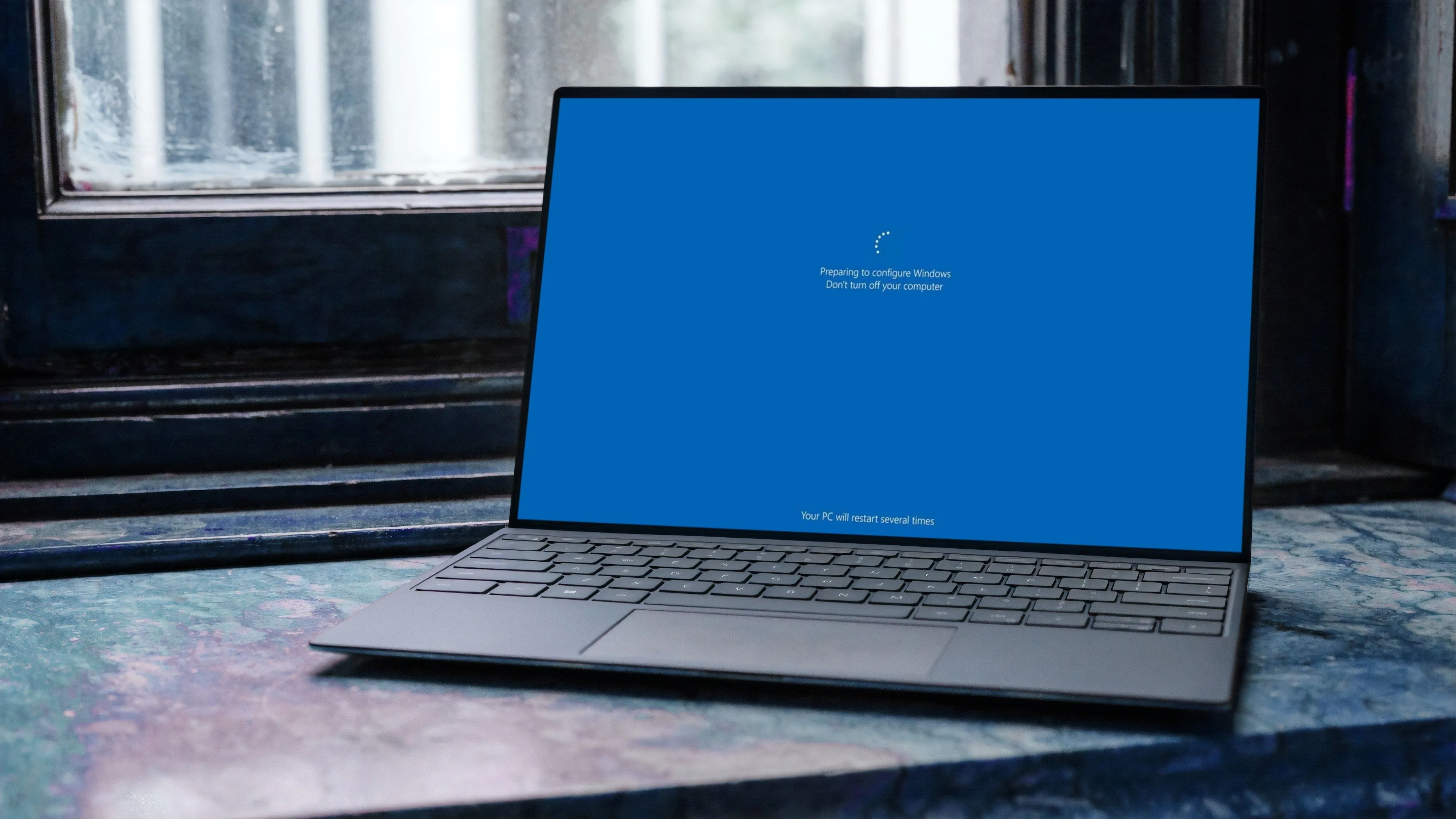 Máy tính xách tay Windows 11 đang cài đặt bản cập nhật hệ thống, màn hình hiển thị tiến trình cập nhật.