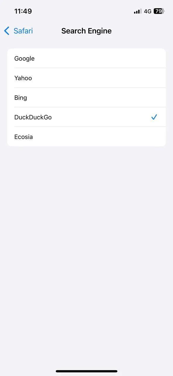 Menu cài đặt Công cụ tìm kiếm mặc định trong Safari trên iPhone, với tùy chọn DuckDuckGo