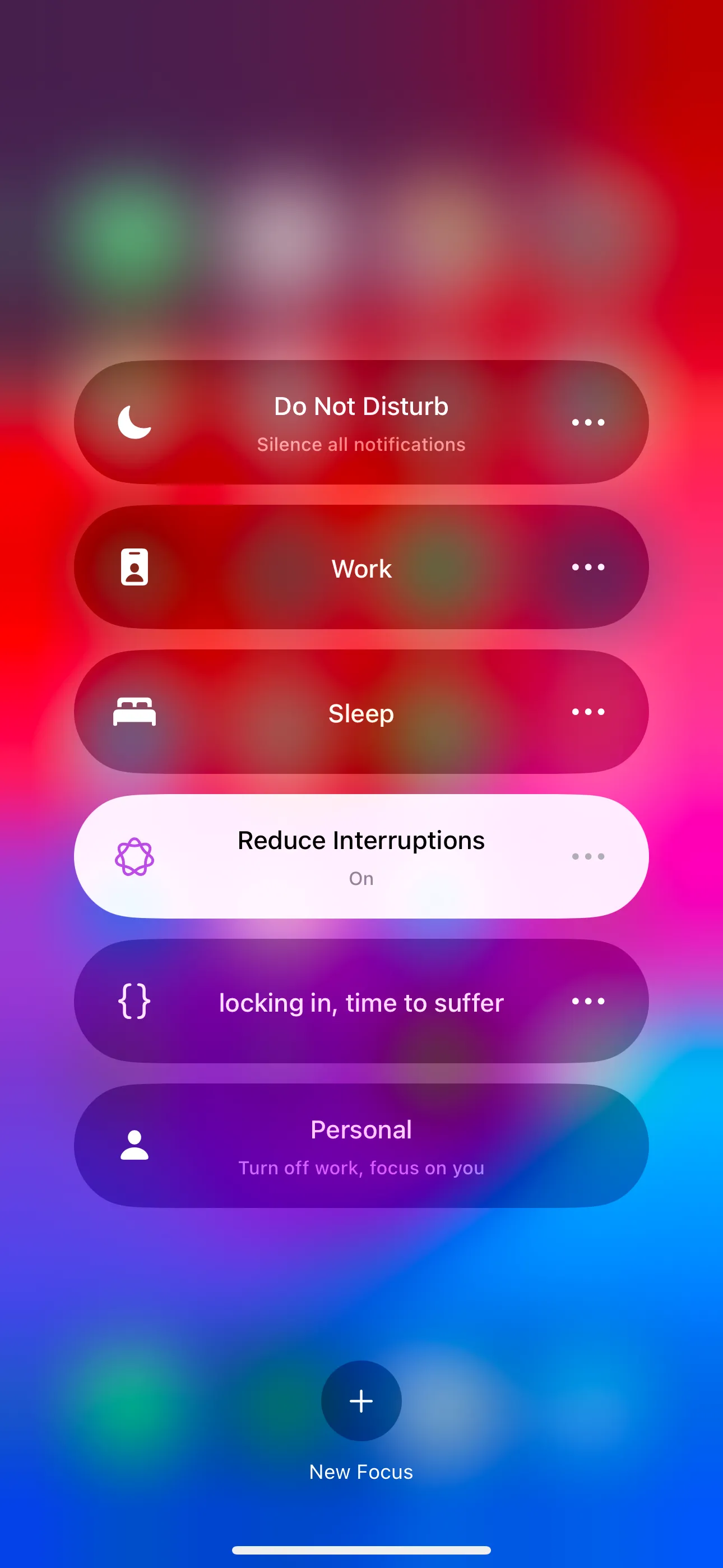 Menu Chế độ Tập trung (Focus modes) trên iPhone, hiển thị tùy chọn &quot;Giảm Gián Đoạn&quot; (Reduce Interruptions) cùng các chế độ khác.
