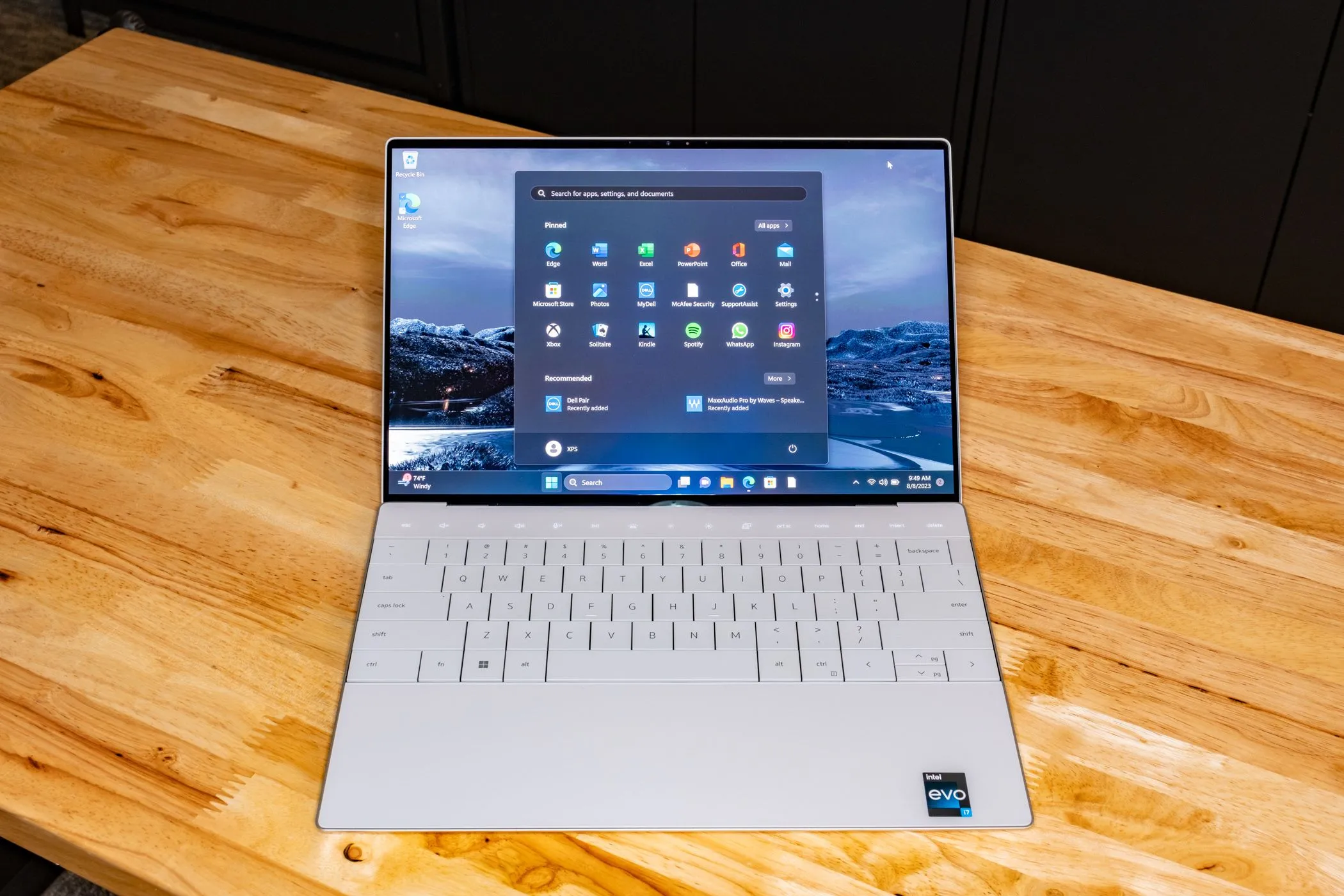Menu Start Windows trên laptop Dell XPS 13 Plus minh họa vấn đề theo dõi người dùng