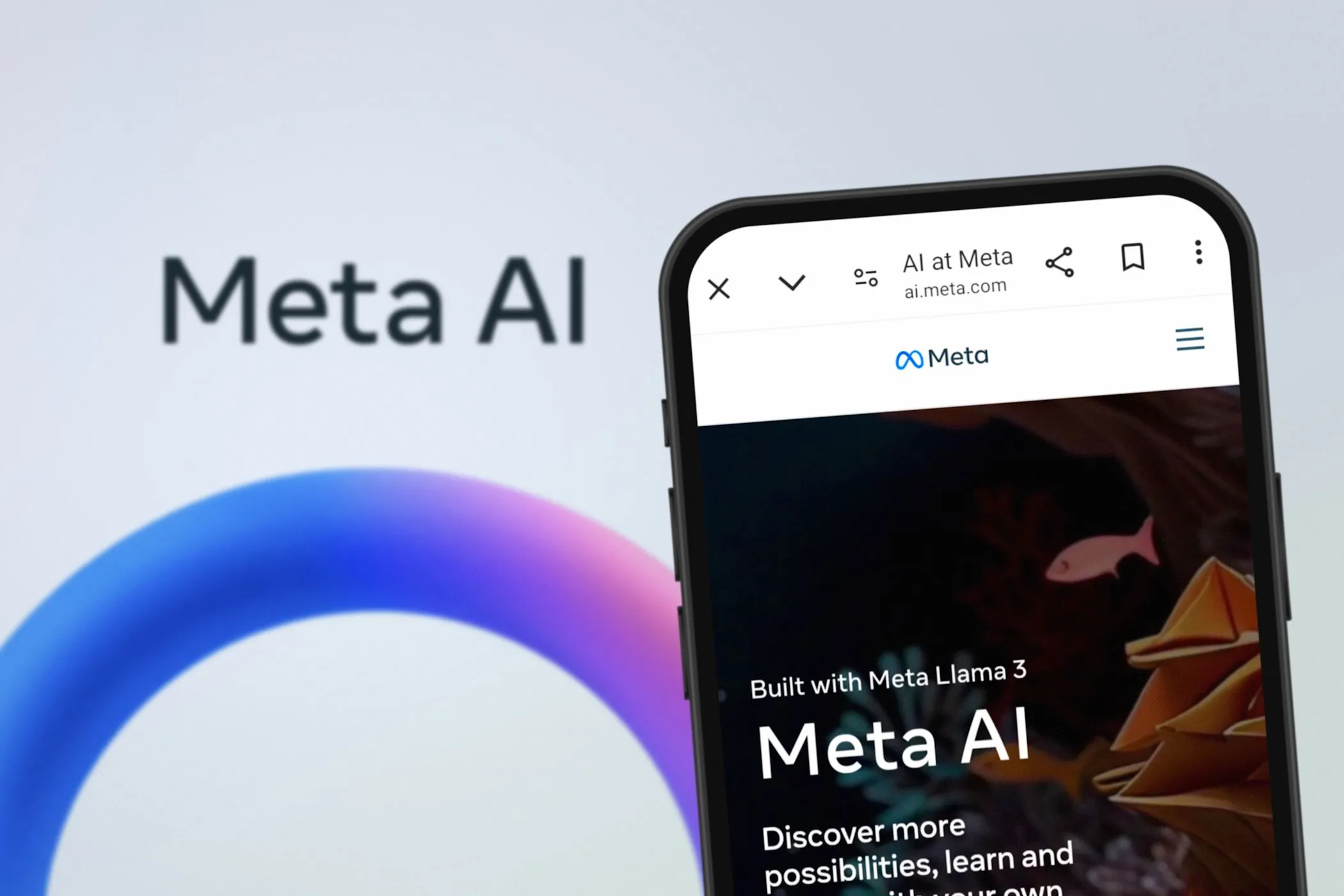 Meta AI hiển thị trên màn hình điện thoại thông minh và máy tính, minh họa sự hiện diện đa nền tảng và tiềm năng thu thập dữ liệu.