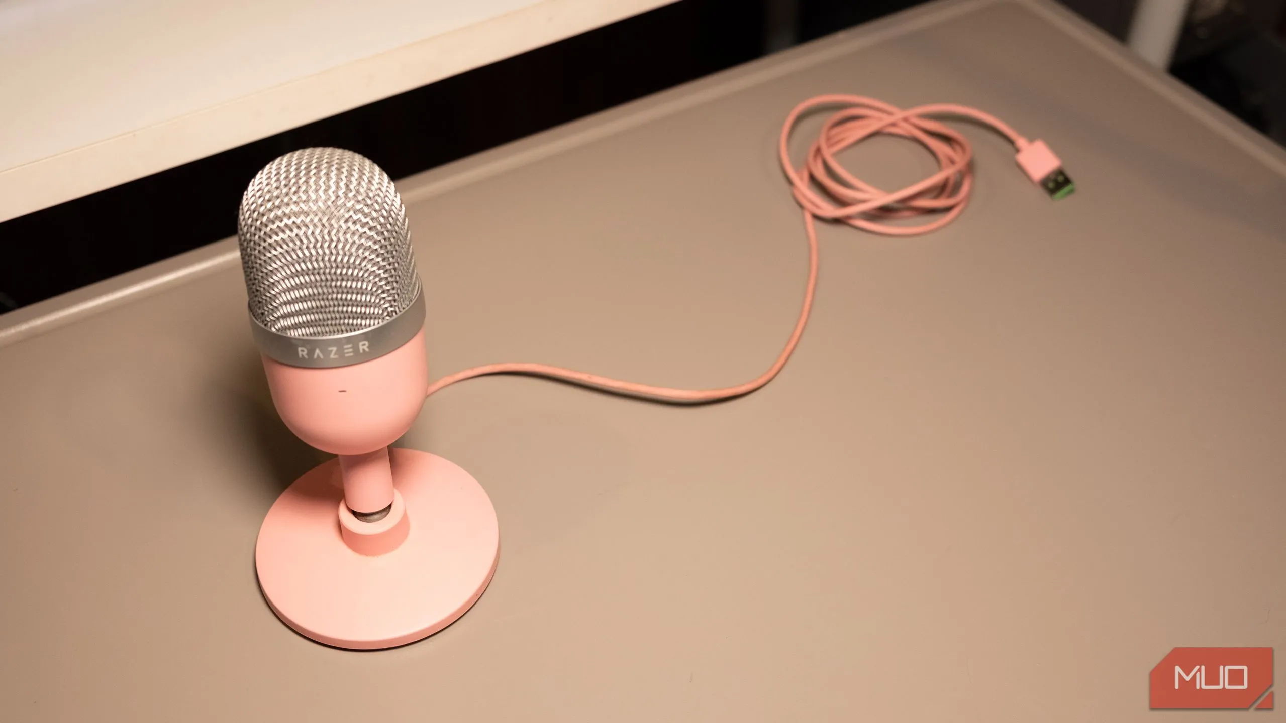 Microphone Razer Seiren Mini đặt trên bàn làm việc